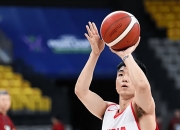 九游官方登录入口-比赛中一位中锋球员的篮下强攻让对手束手无策的简单介绍