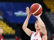 九游官方登录入口-比赛中一位中锋球员的篮下强攻让对手束手无策的简单介绍