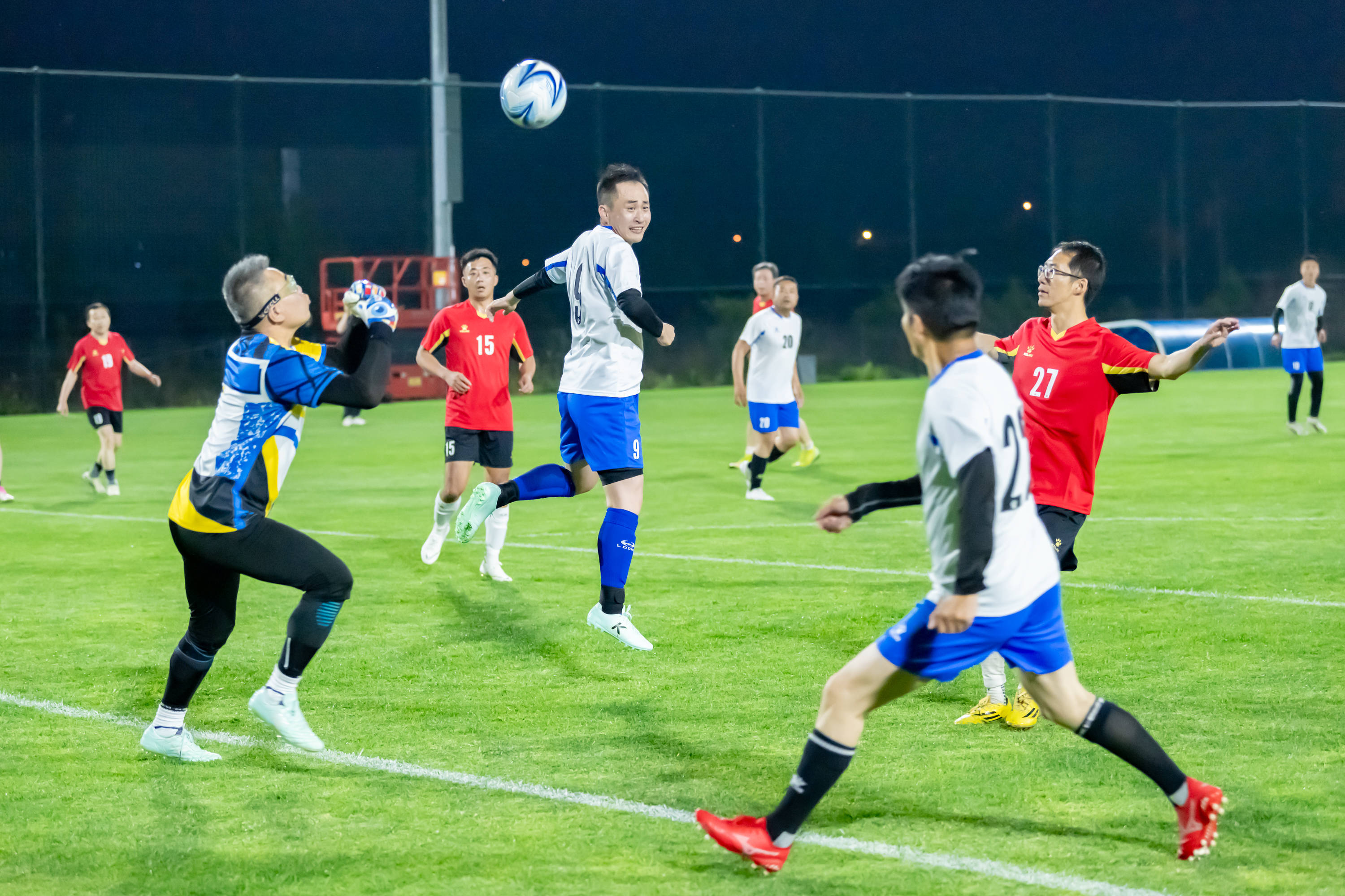 关于足球比赛中的精采瞬间震撼全场!的信息 关于足球比赛中的精采瞬间震撼全场!的信息