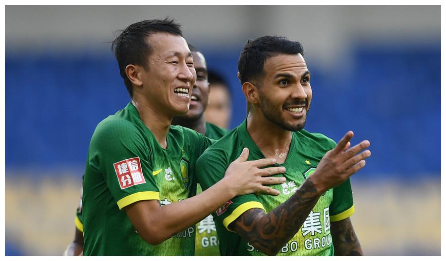 青岛黄海主场告捷，领跑积分榜